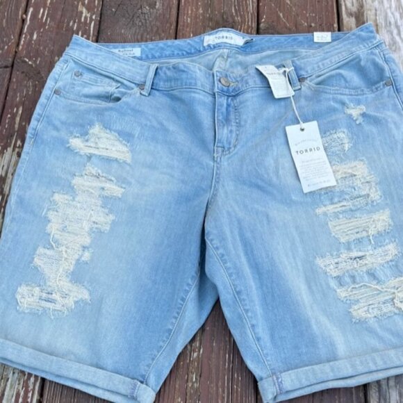 Torrid NWT Boyfriend Bermuda Denim Shorts Light Wash with Destruction Plus Sz 22 - Picture 3 of 16